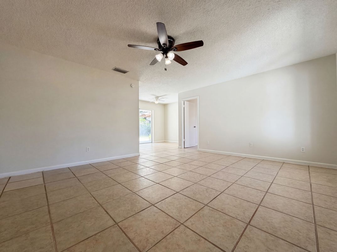 Property photo 3 of 909 Winchester Ct