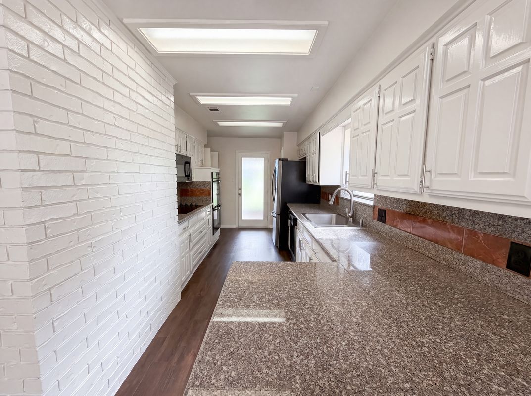 Property photo 2 of 722 S Forest Ln