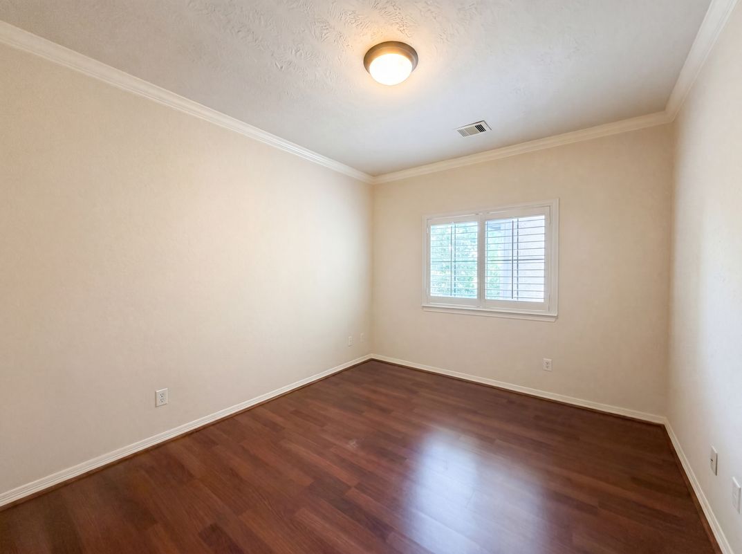 Photo 15 of 21 of 2942 Royal Oaks Crst, Houston, TX