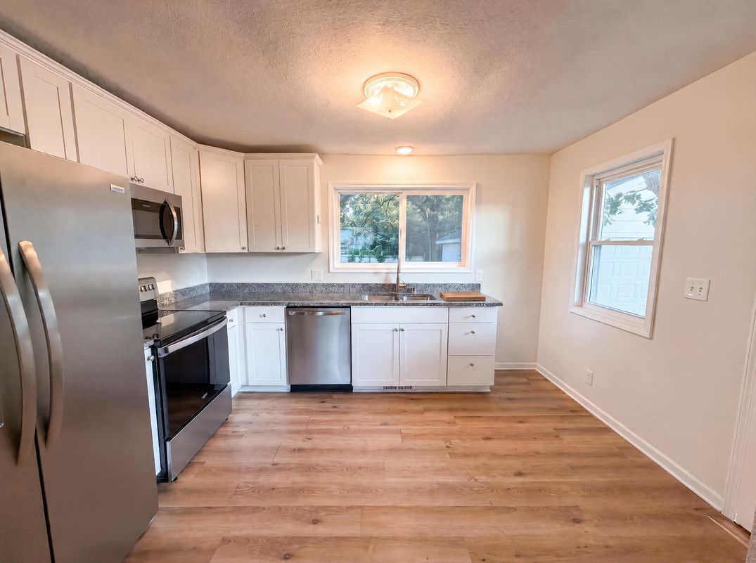 Property photo 2 of 2084 Hillview Rd