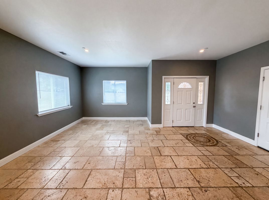 Property photo 3 of 257 Sutter Crst W