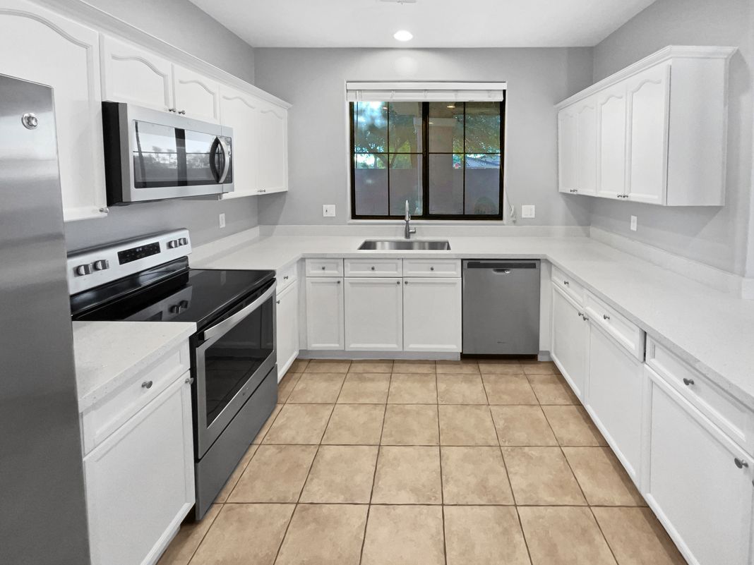 Property photo 2 of 13613 W Cypress St