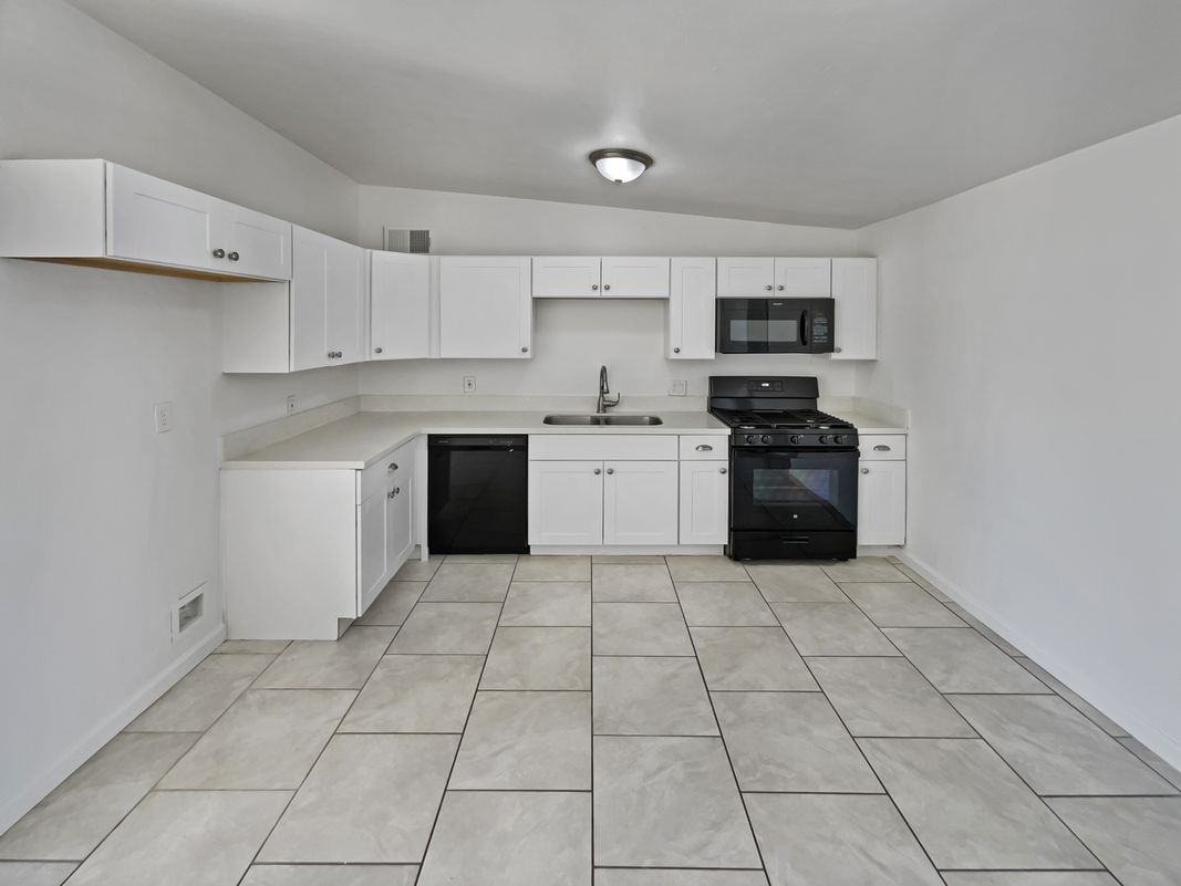 Property photo 2 of 802 W Tipton Dr