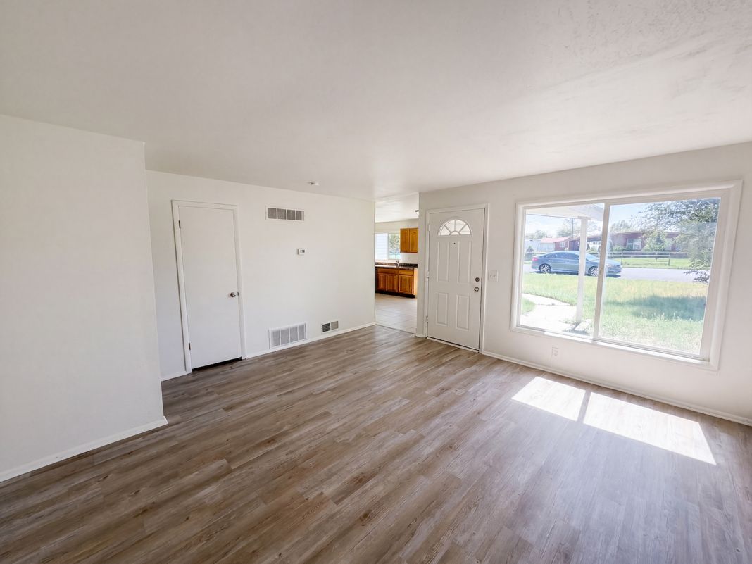 Property photo 3 of 3168 W Lehi Dr
