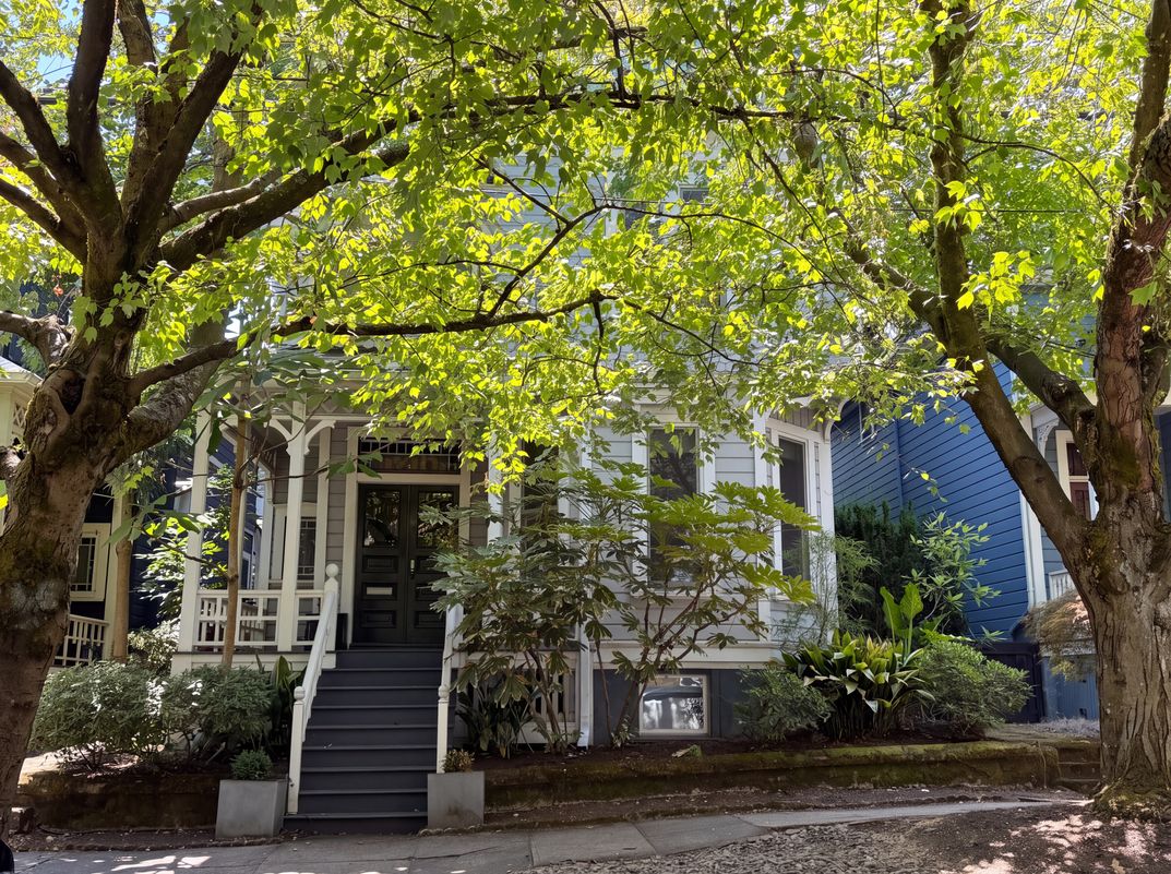Property photo 1 of 1710 NW Hoyt St