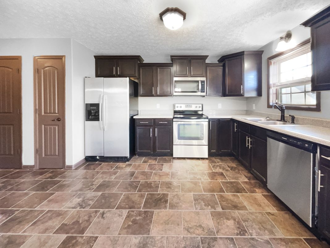 Property photo 2 of 1450 Raven Rd