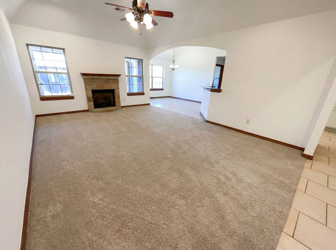 Property photo 3 of 305 N Lakeside Ter