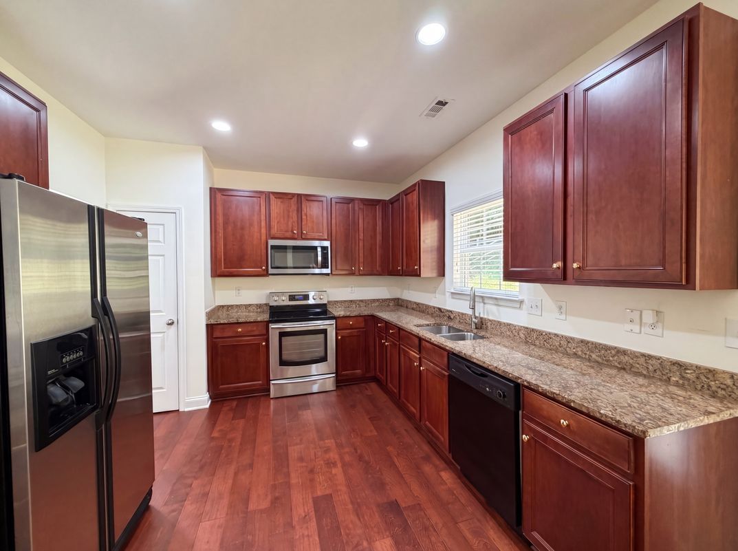 Property photo 2 of 10050 Montrose Dr NW