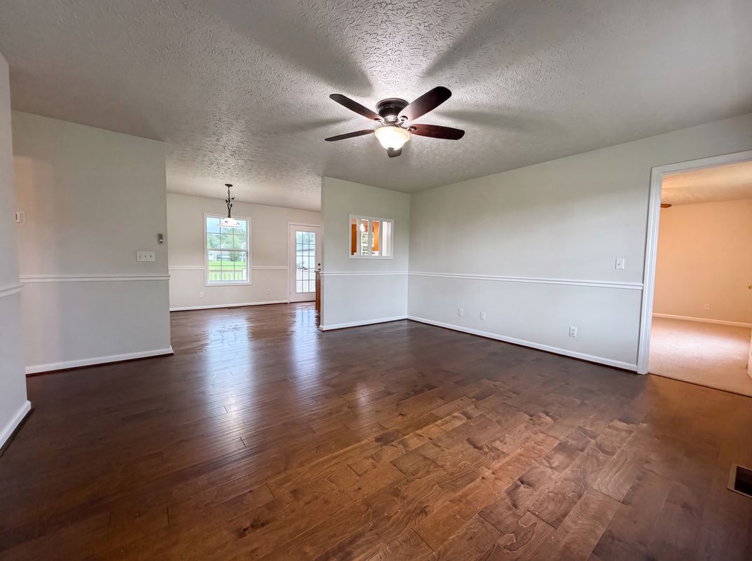 Property photo 3 of 610 W Harper Rd