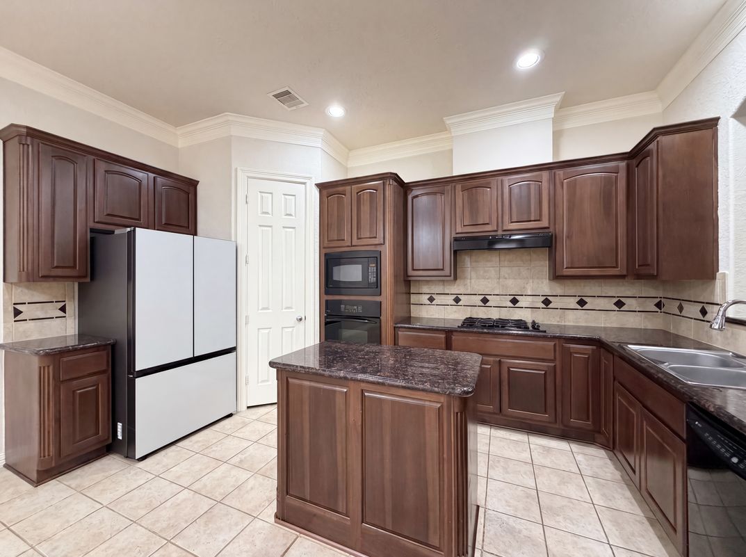 Photo 6 of 21 of 2942 Royal Oaks Crst, Houston, TX