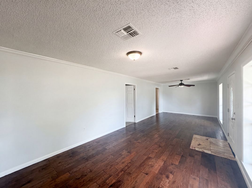 Property photo 3 of 613 4th St NE