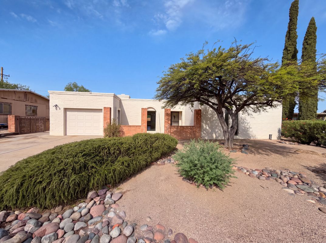 Property photo 1 of 917 N Miller Dr