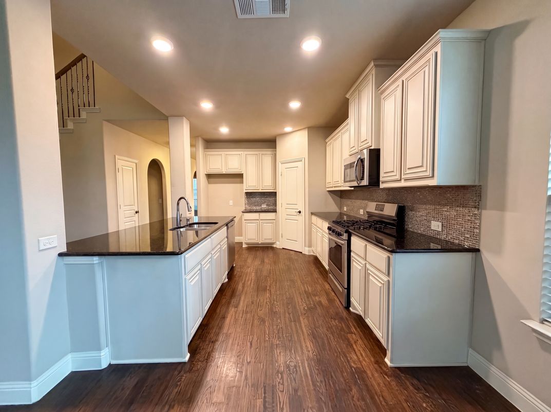 Property photo 2 of 725 Lyndhurst Dr