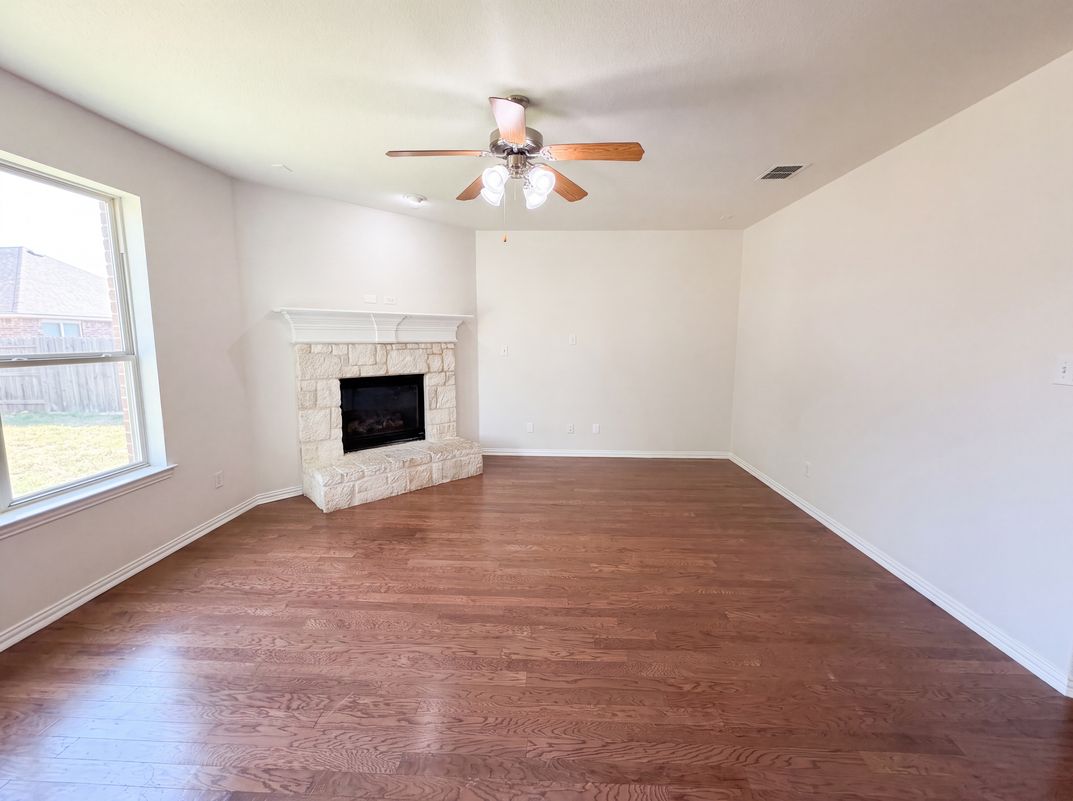 Property photo 3 of 1421 Sparrow Dr