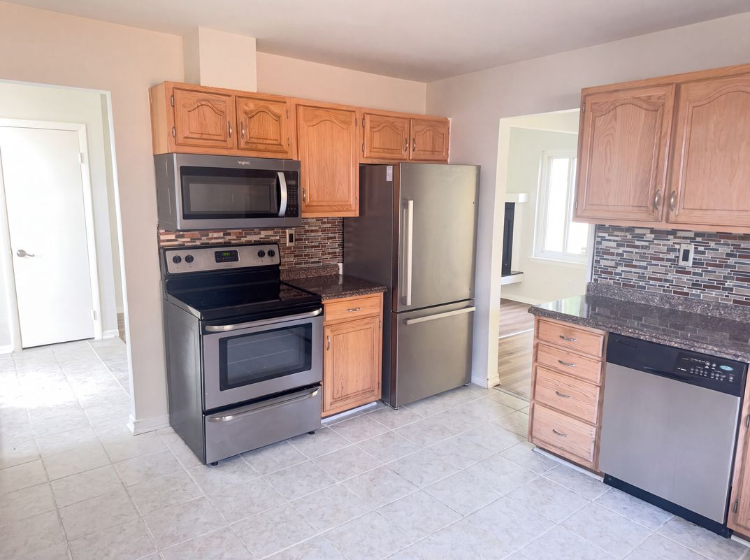Property photo 2 of 911 Prior Ct