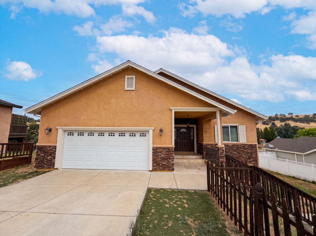 Property photo 1 of 257 Sutter Crst W