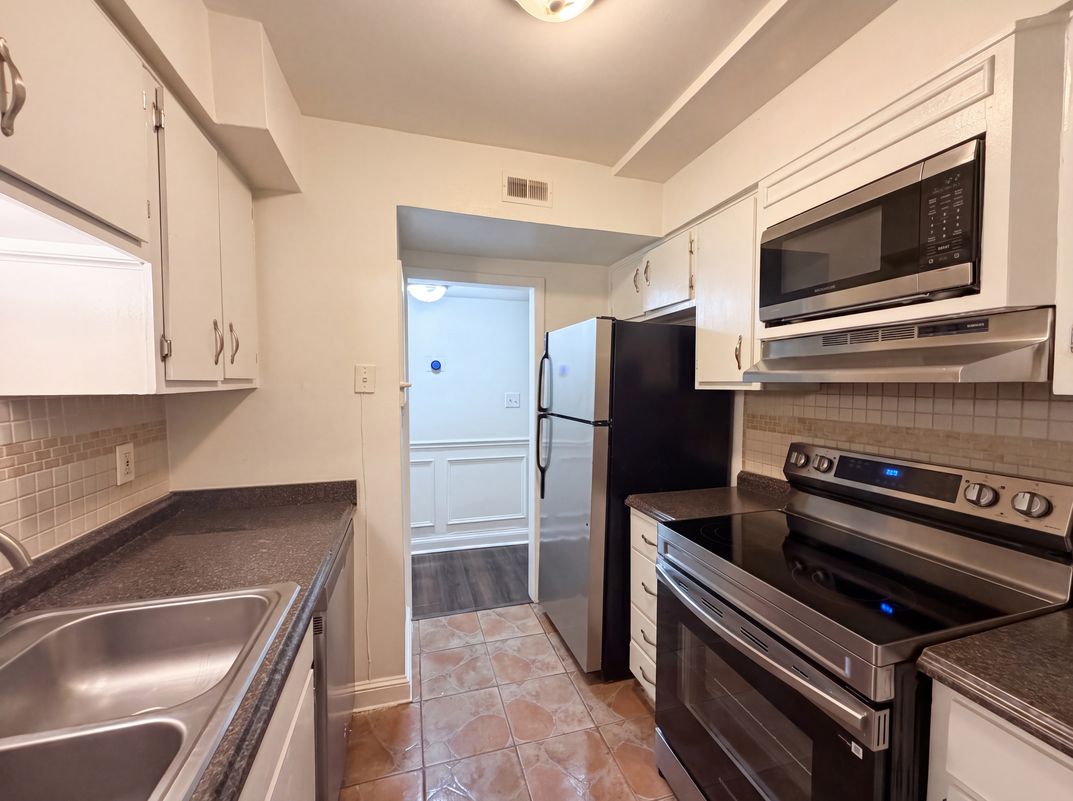 Property photo 2 of 7040 Longstreet Dr Unit C