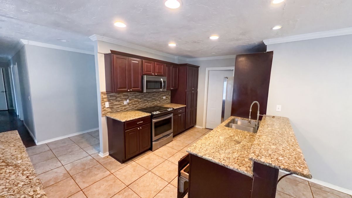Property photo 2 of 1409 S Walnut Ave