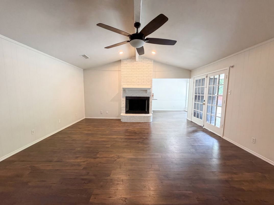 Property photo 3 of 722 S Forest Ln