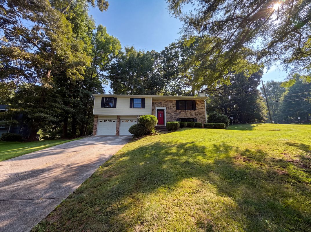 Property photo 1 of 1346 Fairfield Dr SW