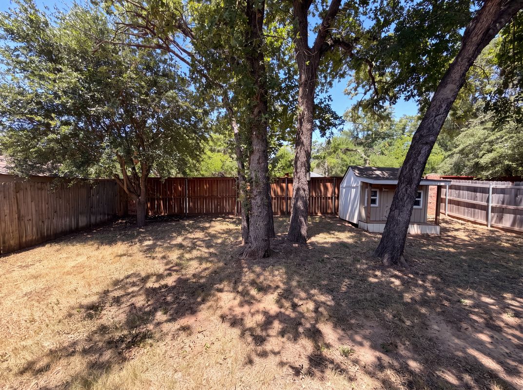 Photo 19 of 20 of 1108 Edgewater Dr, Azle, TX