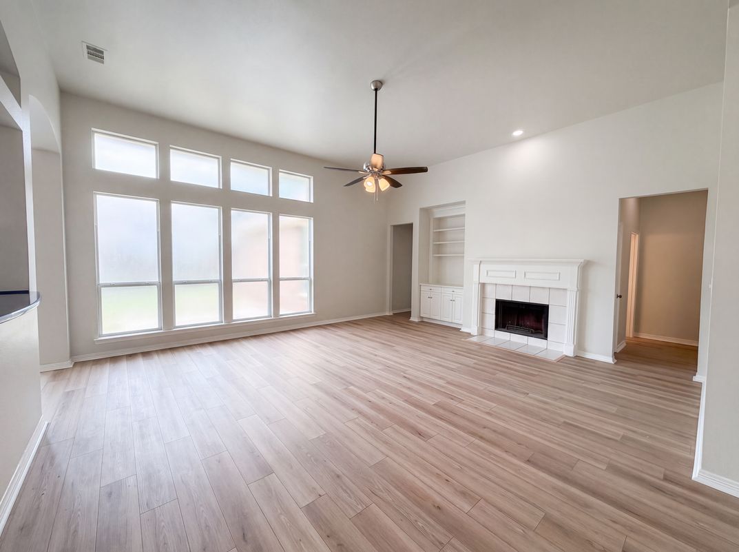 Property photo 3 of 1221 Old Oak Trl