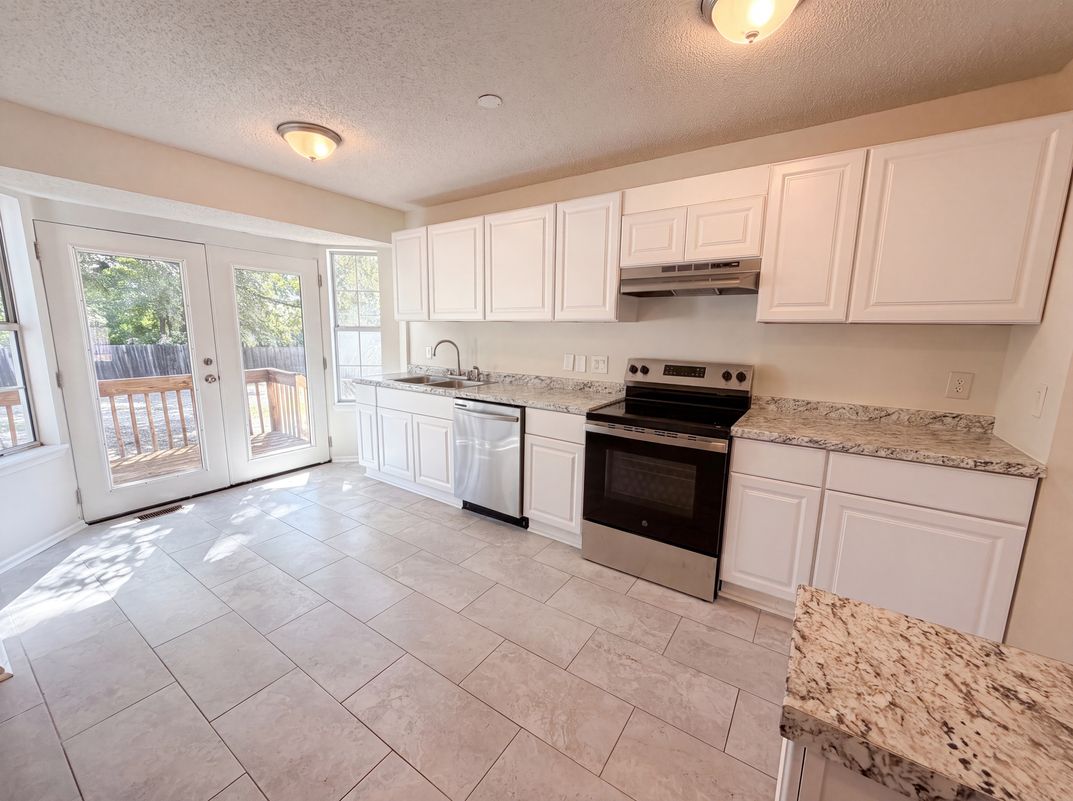 Property photo 2 of 303 Bradford Ln