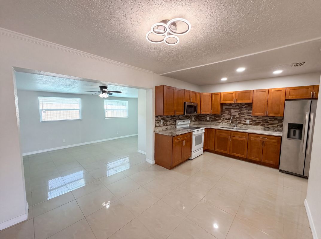 Photo 2 of 25 of 15525 Bedford Cir E, Clearwater, FL