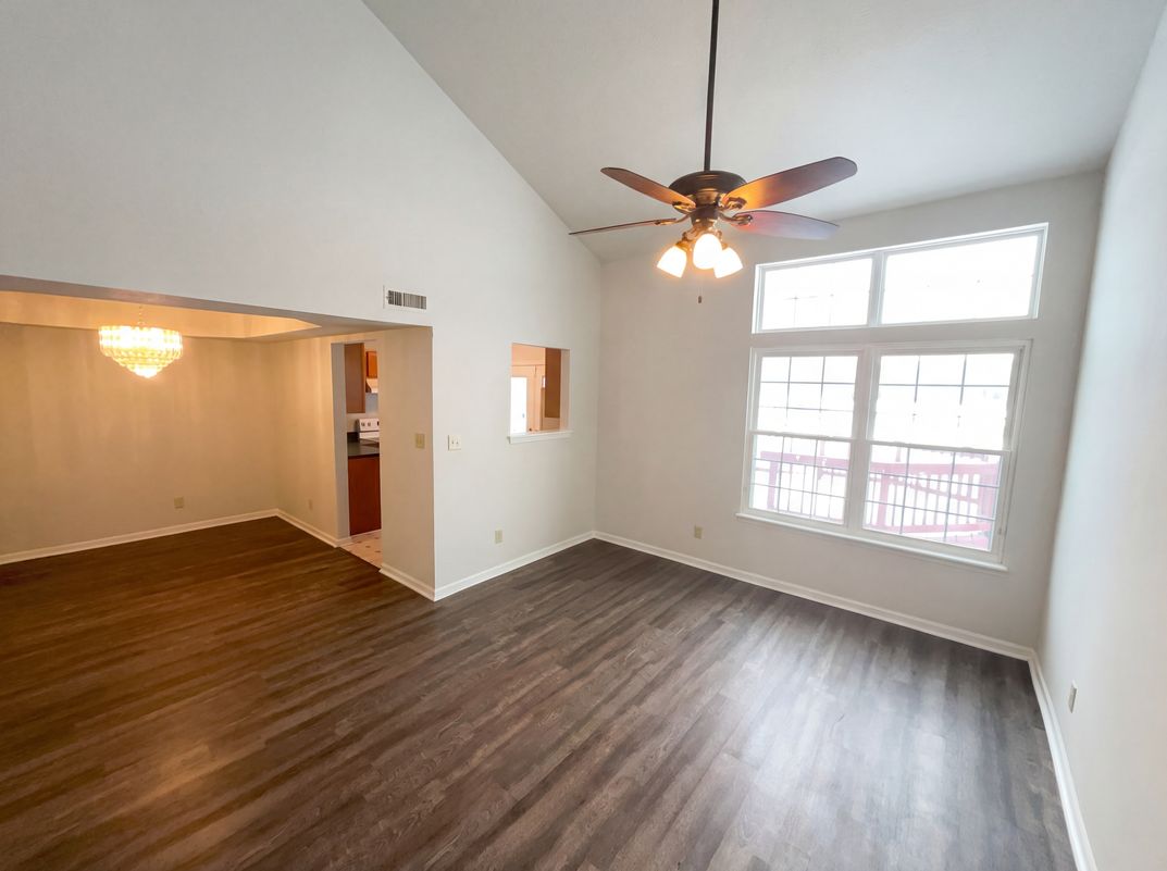 Photo 3 of 24 of 4925 Pembridge Dr, Indianapolis, IN
