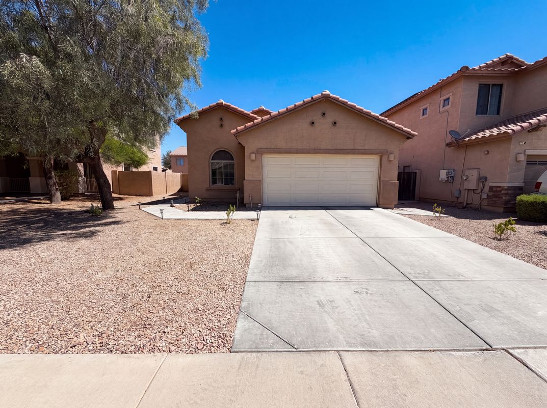 Property photo 1 of 934 E Overlin Dr