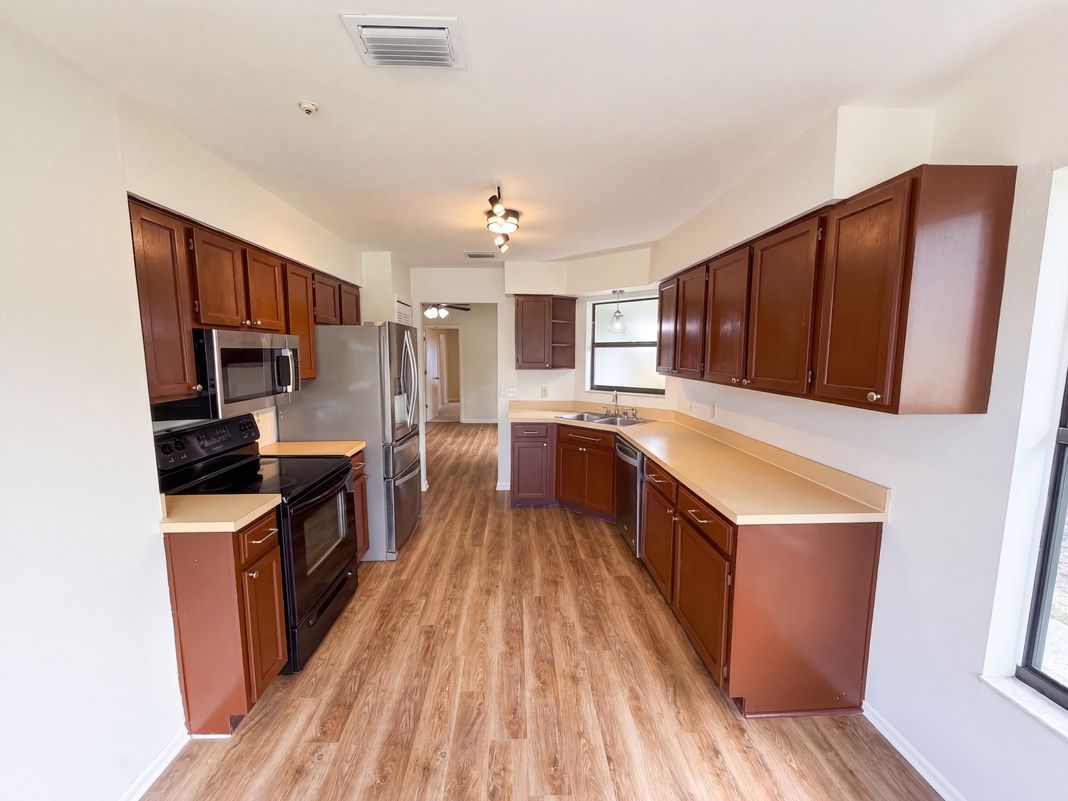 Property photo 2 of 10033 Creekwater Blvd