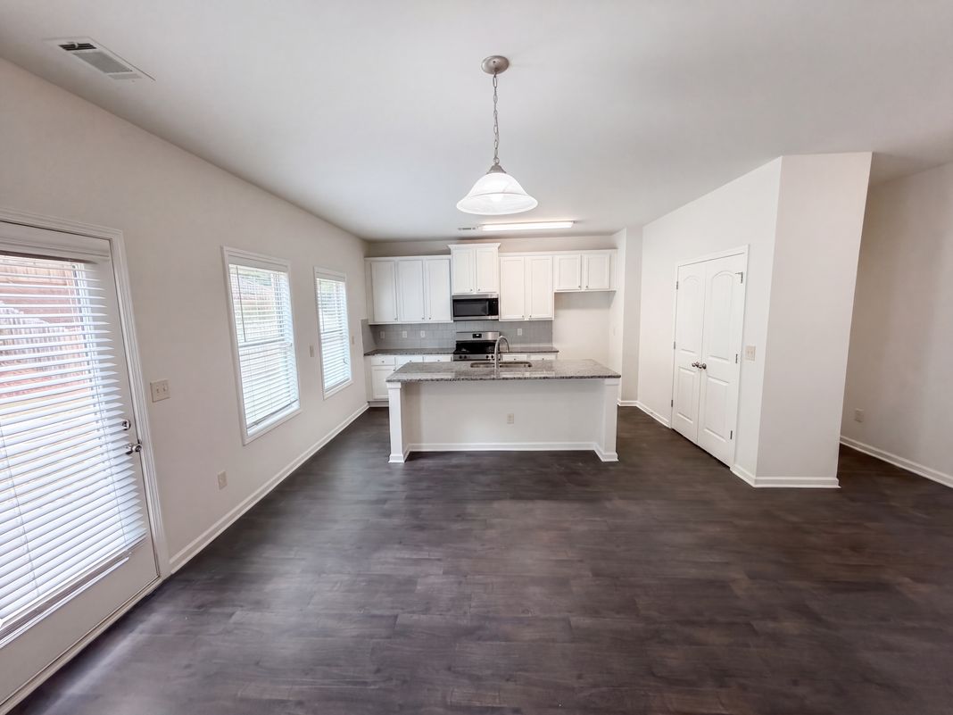 Property photo 2 of 821 Walnut Woods Dr