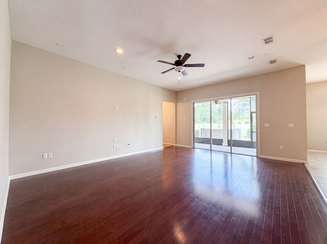 Property photo 3 of 316 Willow Lake Dr