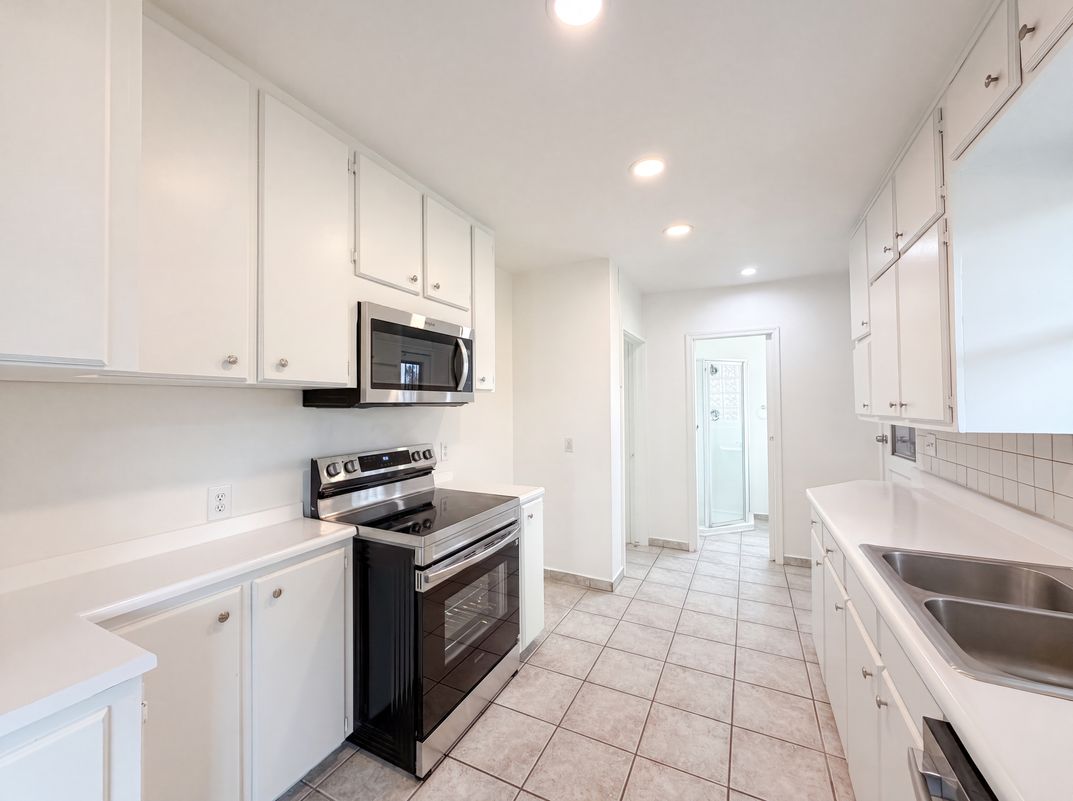 Property photo 2 of 1835 E Palm Ln