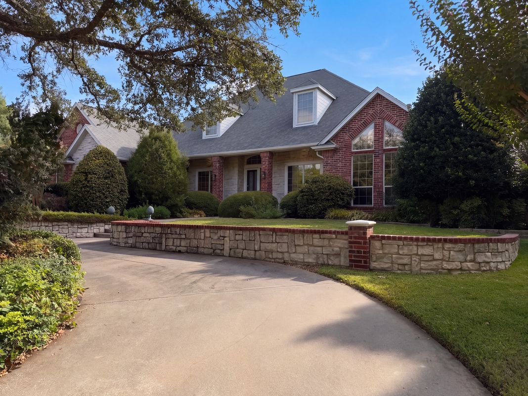 Property photo 1 of 619 Edgewood Ln