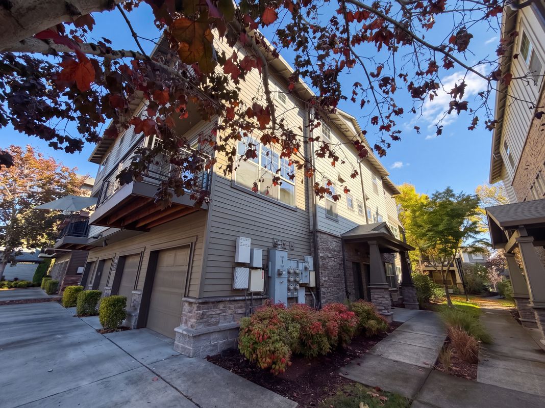 Property photo 1 of 632 NE Garswood Ln