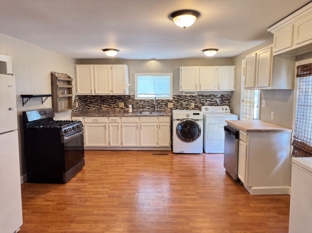 Property photo 2 of 1446 E Whiteside St