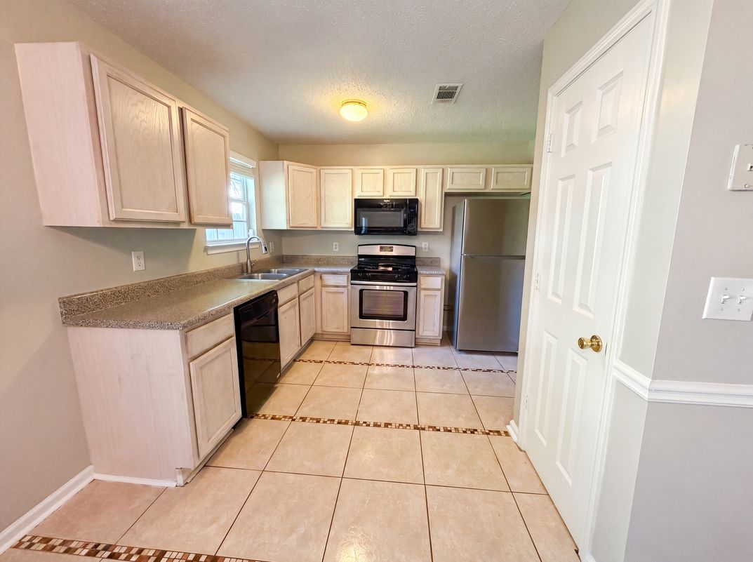 Property photo 2 of 3045 Stonebridge Creek Dr