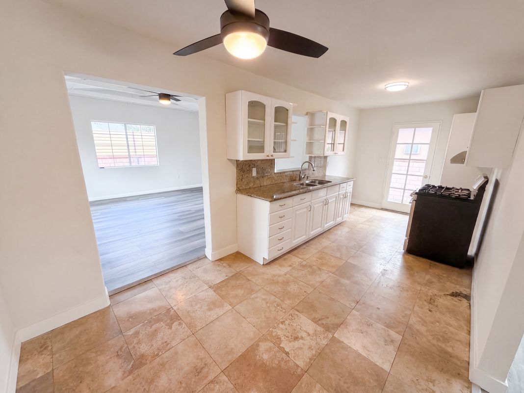 Property photo 2 of 1426 S Rita Way