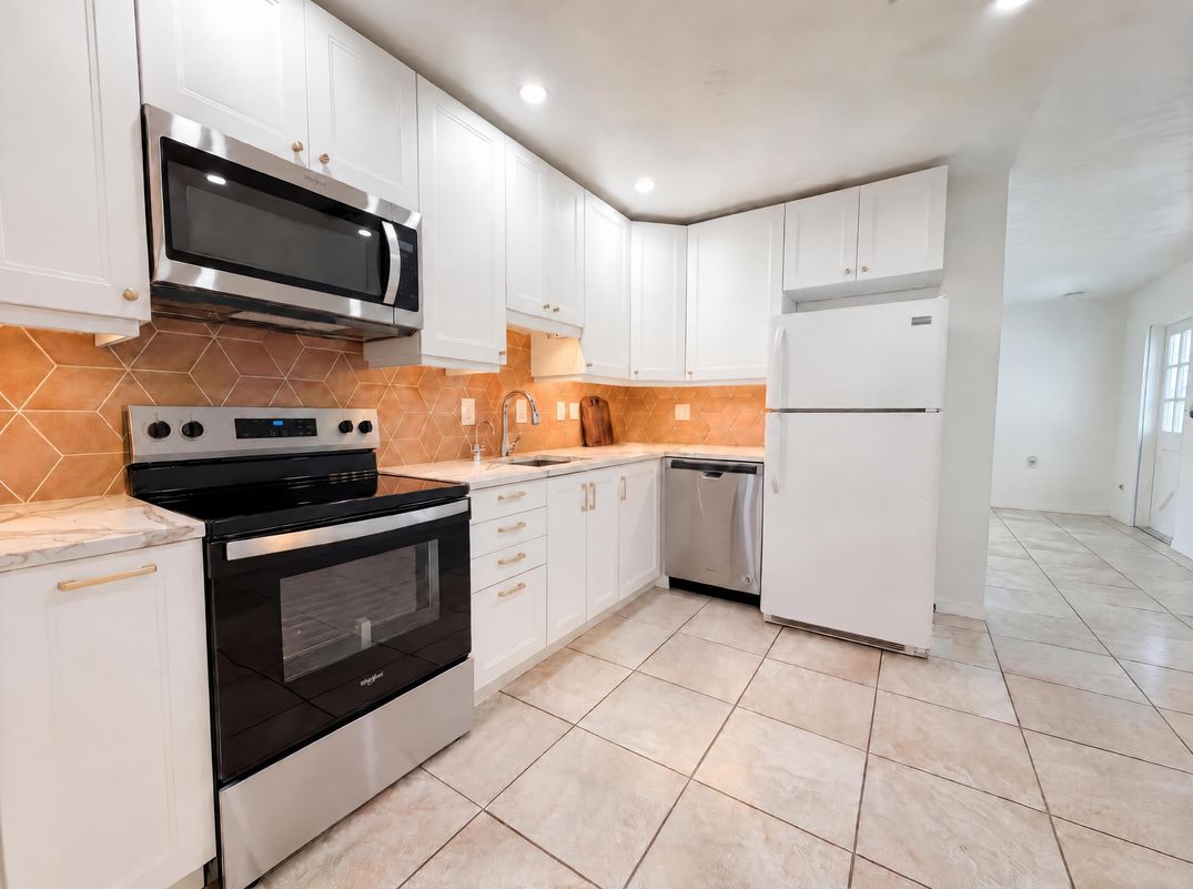 Property photo 2 of 829 E 4th St