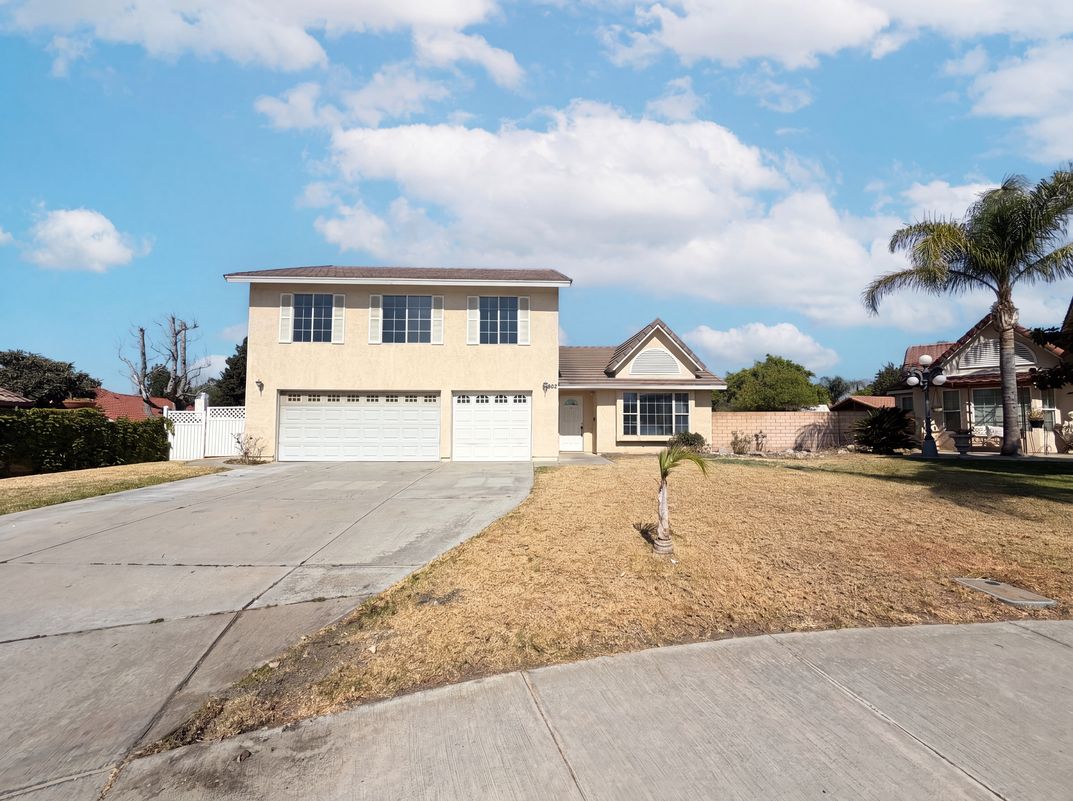 Property photo 1 of 922 W Craig St