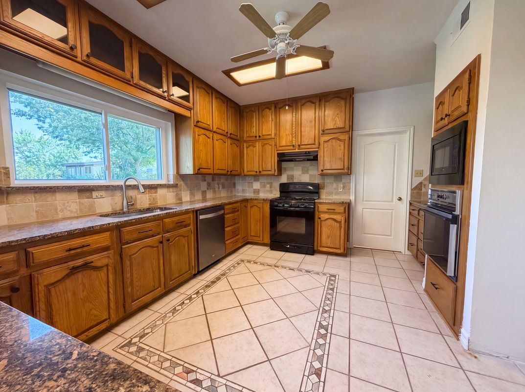 Property photo 2 of 7632 Westwind Dr