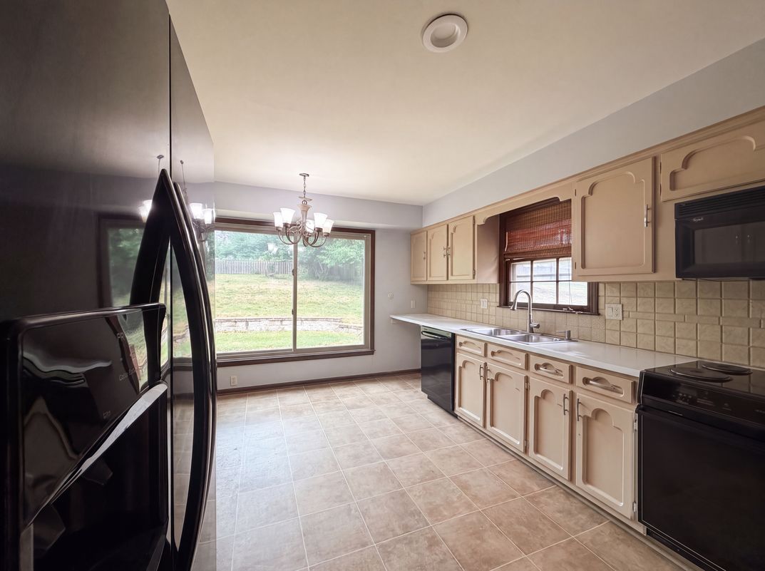 Property photo 2 of 6916 N Overland Dr