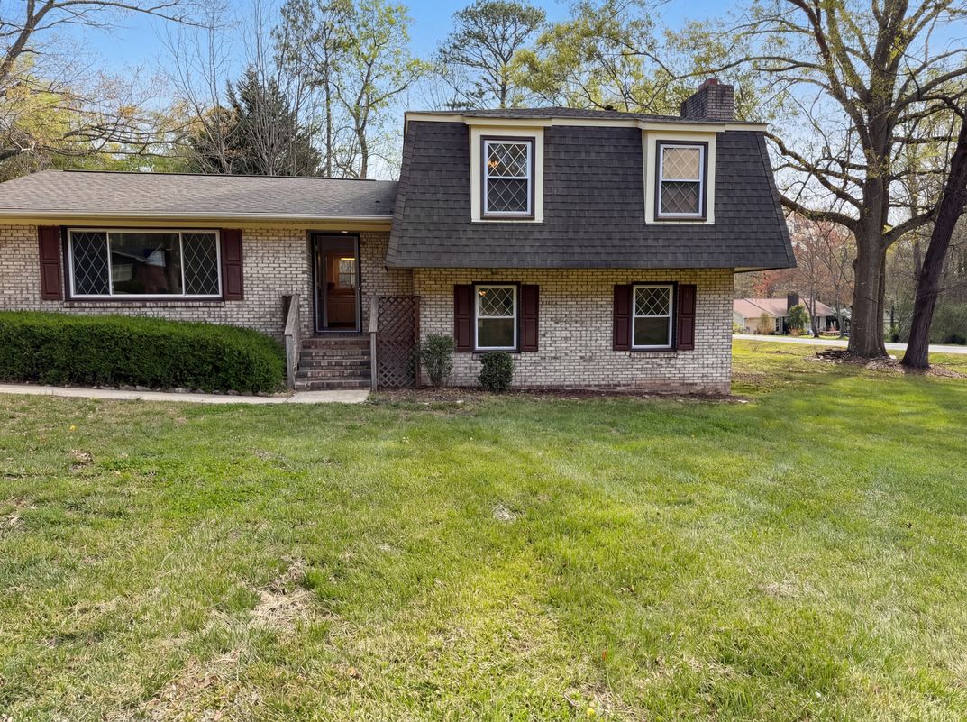 Property photo 1 of 121 Pelham Ln