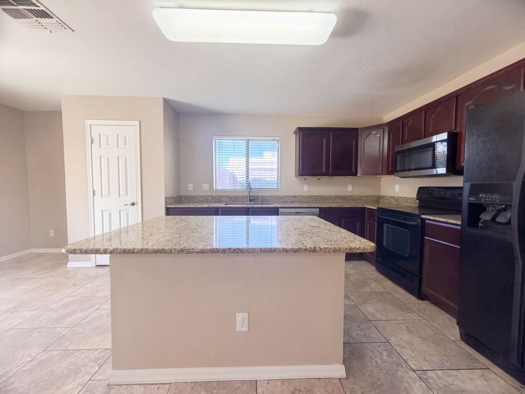 Property photo 2 of 3203 W Santa Cruz Ave