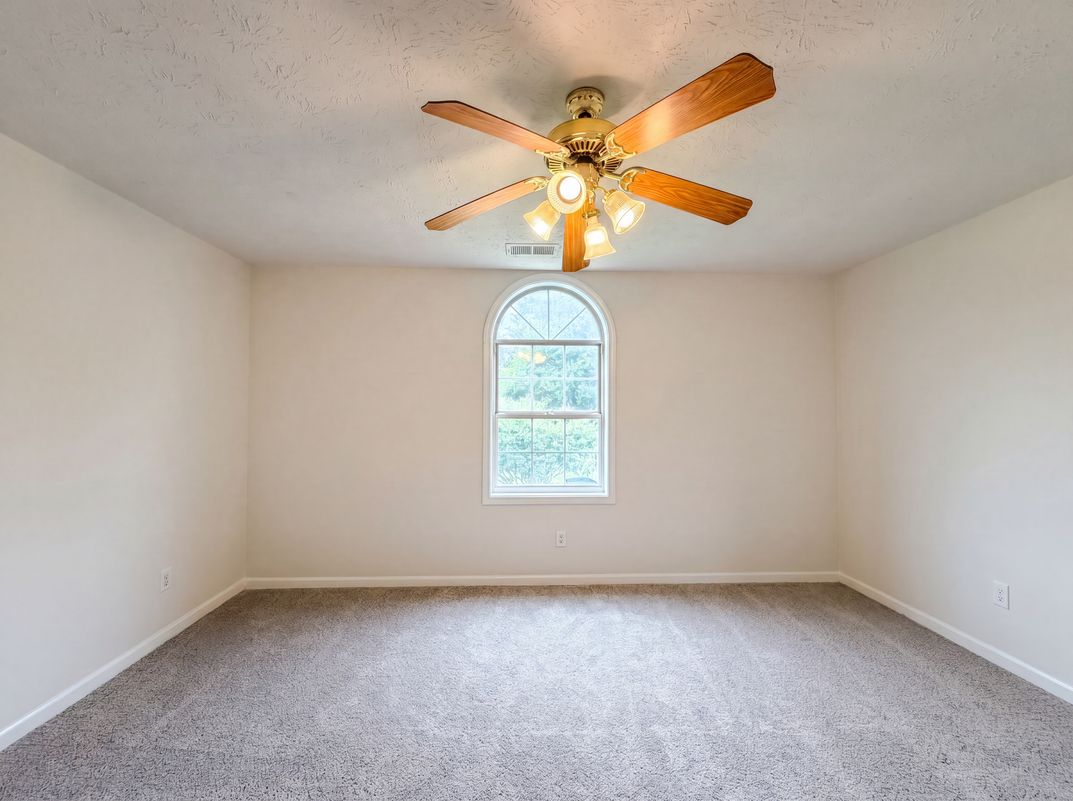 Photo 7 of 32 of 5355 Queen Ester Ct, Ellenwood, GA