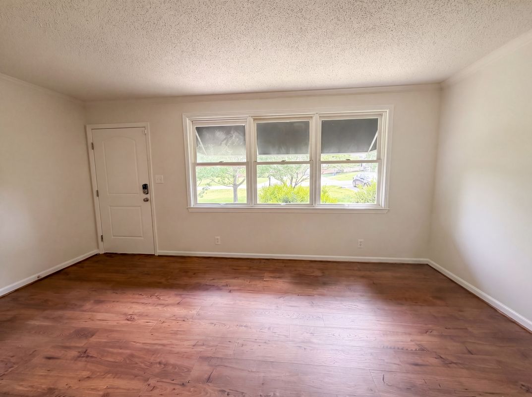 Property photo 3 of 242 Kingswood Dr