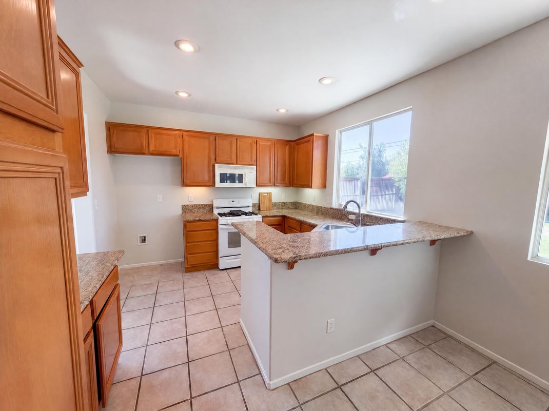 Property photo 2 of 33825 Glenoaks Dr