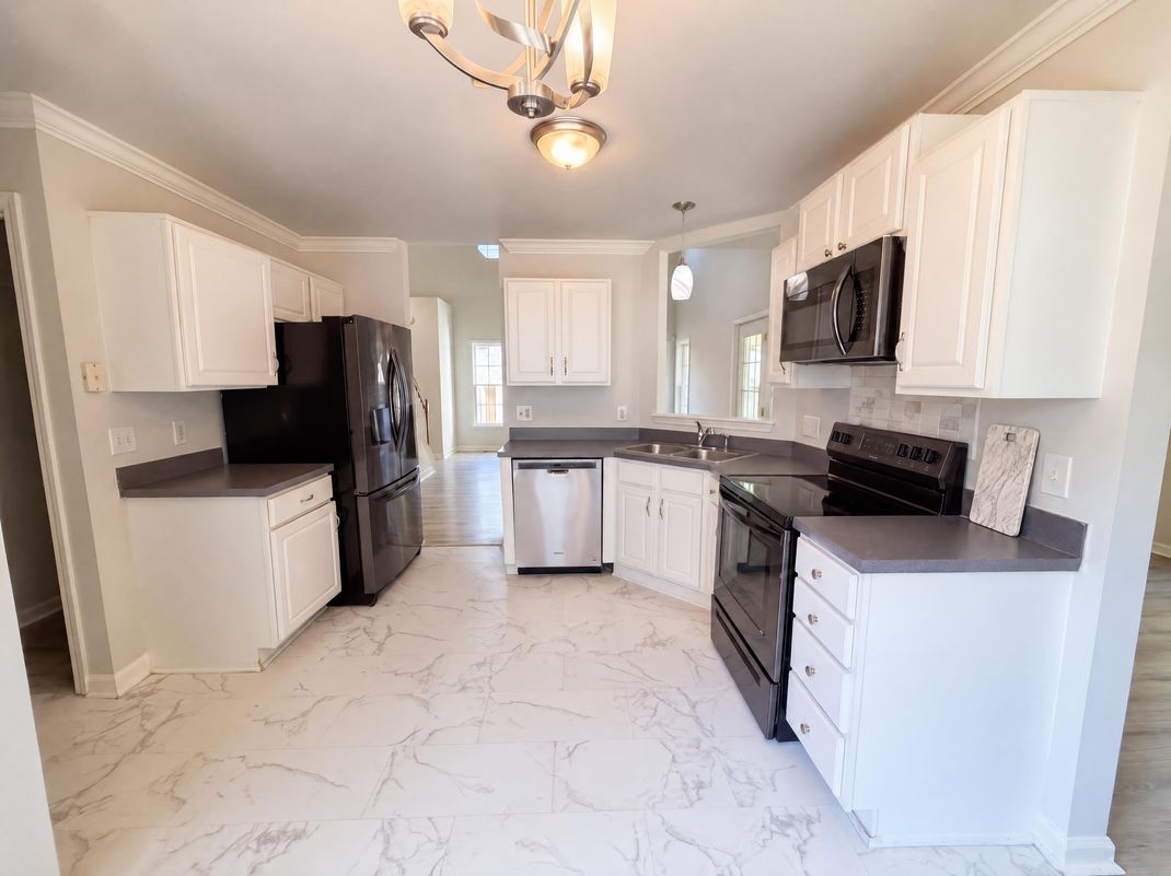 Property photo 2 of 122 Crookham Ct