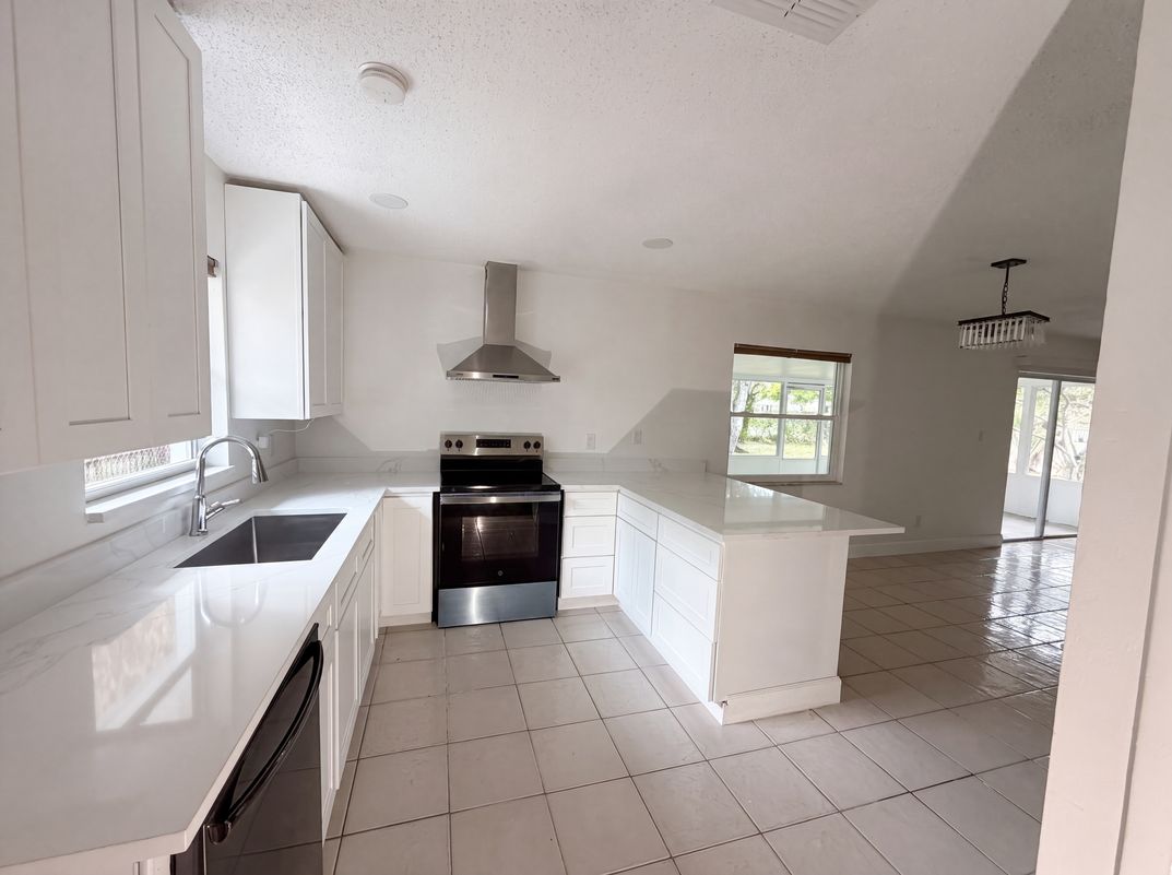 Property photo 2 of 2401 Myakka Dr